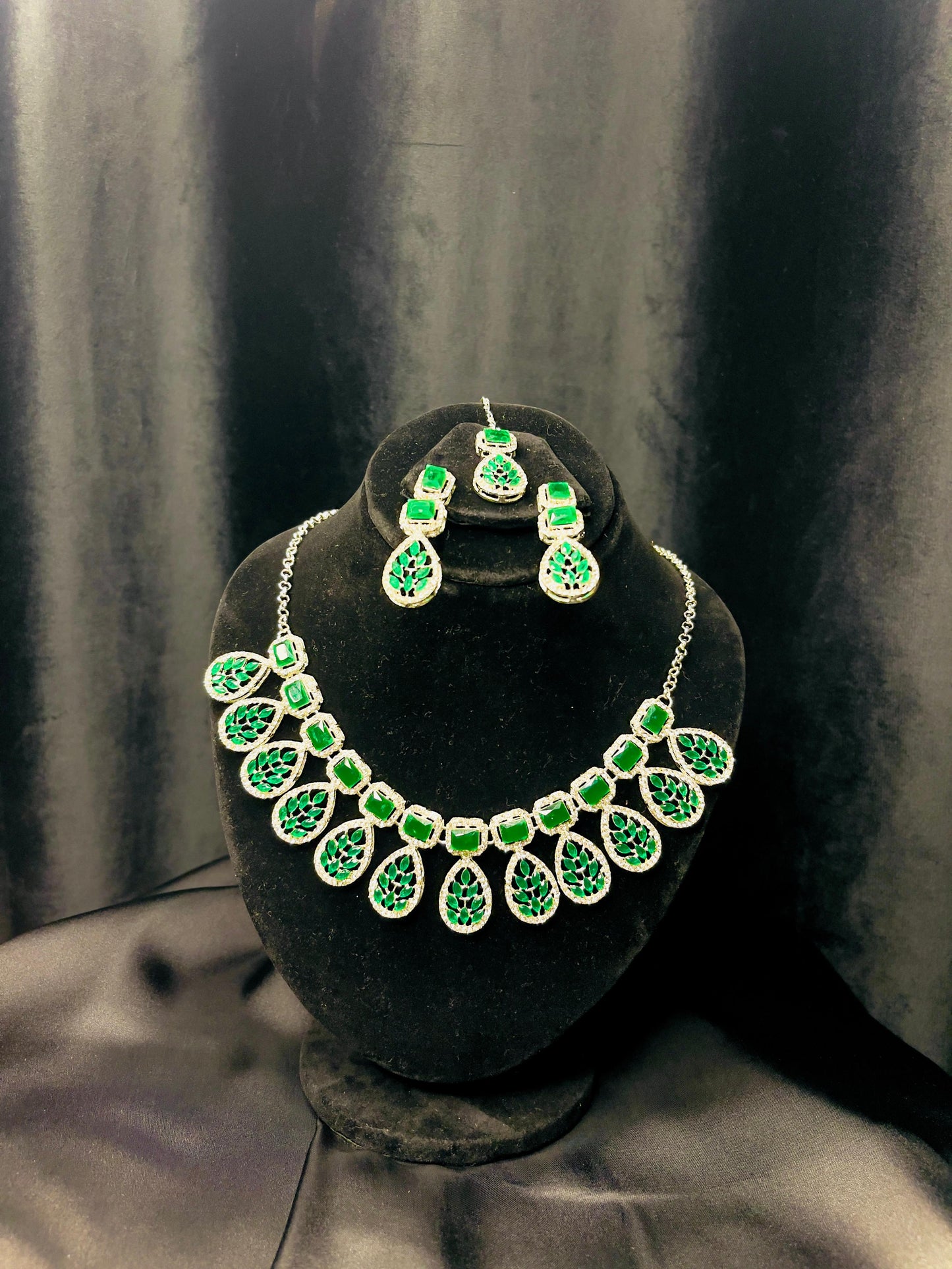 Green Stone Set – Elegance in Every Detail