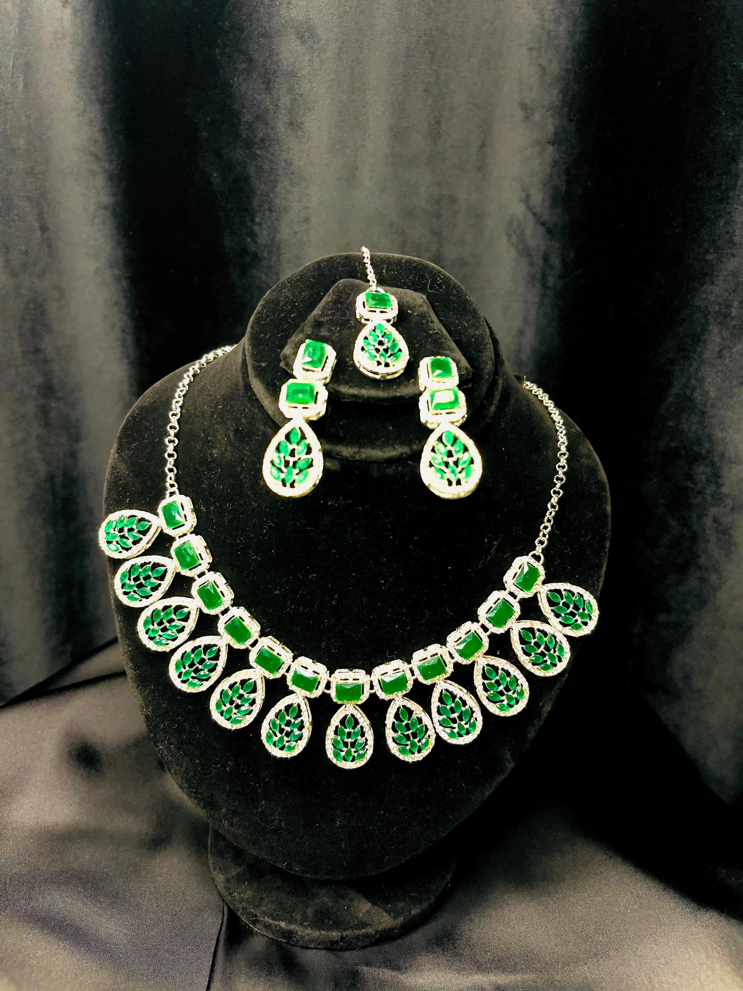 Green Stone Set – Elegance in Every Detail