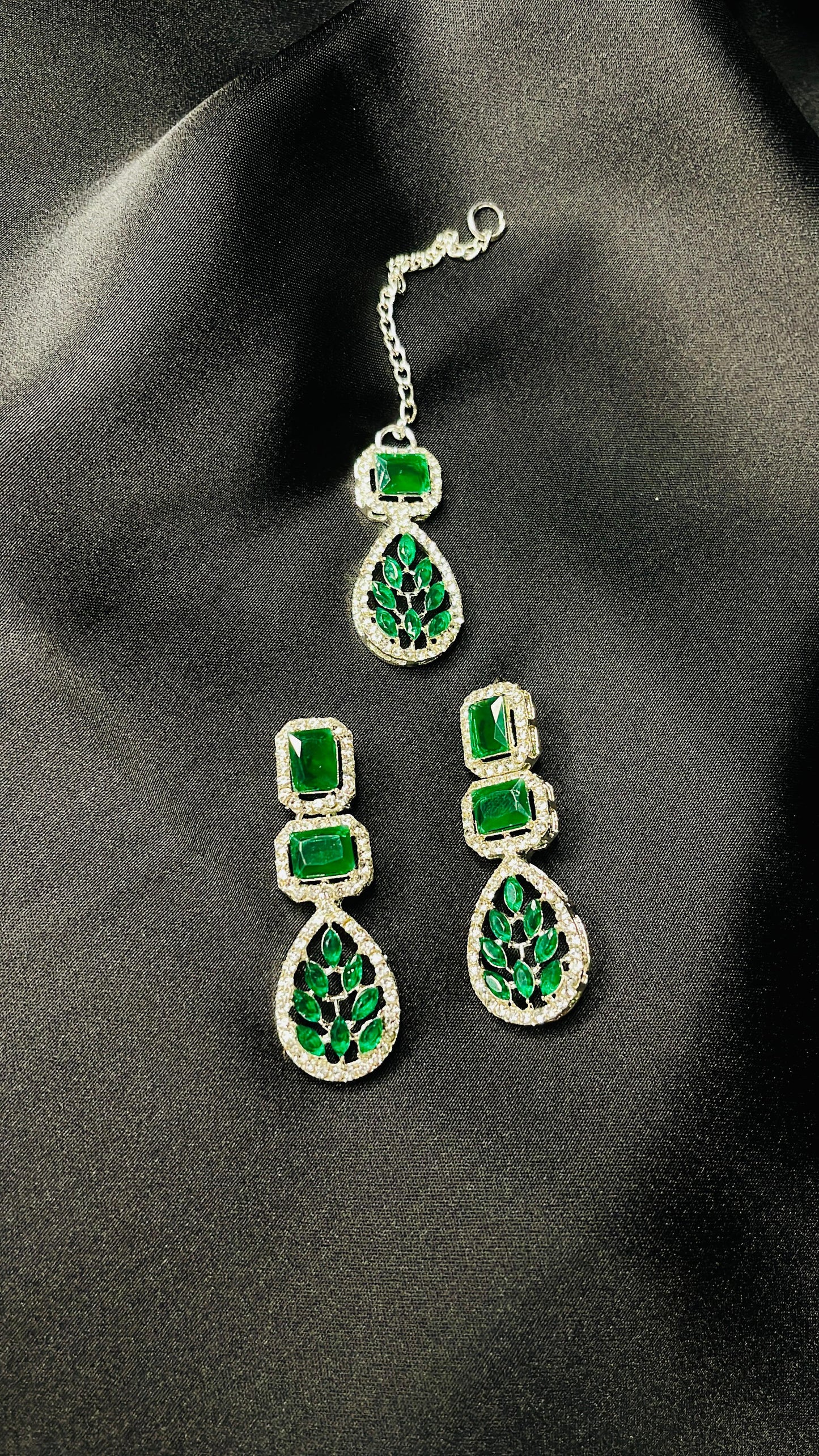 Green Stone Set – Elegance in Every Detail