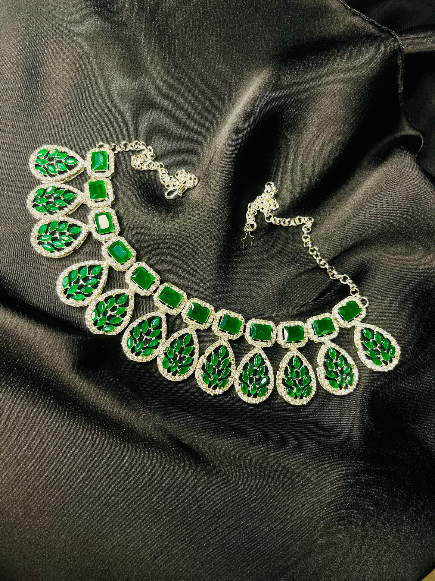 Green Stone Set – Elegance in Every Detail